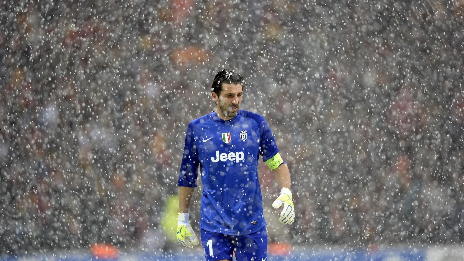 意甲争冠白热化，国际米兰紧追尤文图斯，米兰双雄上演巅峰对决