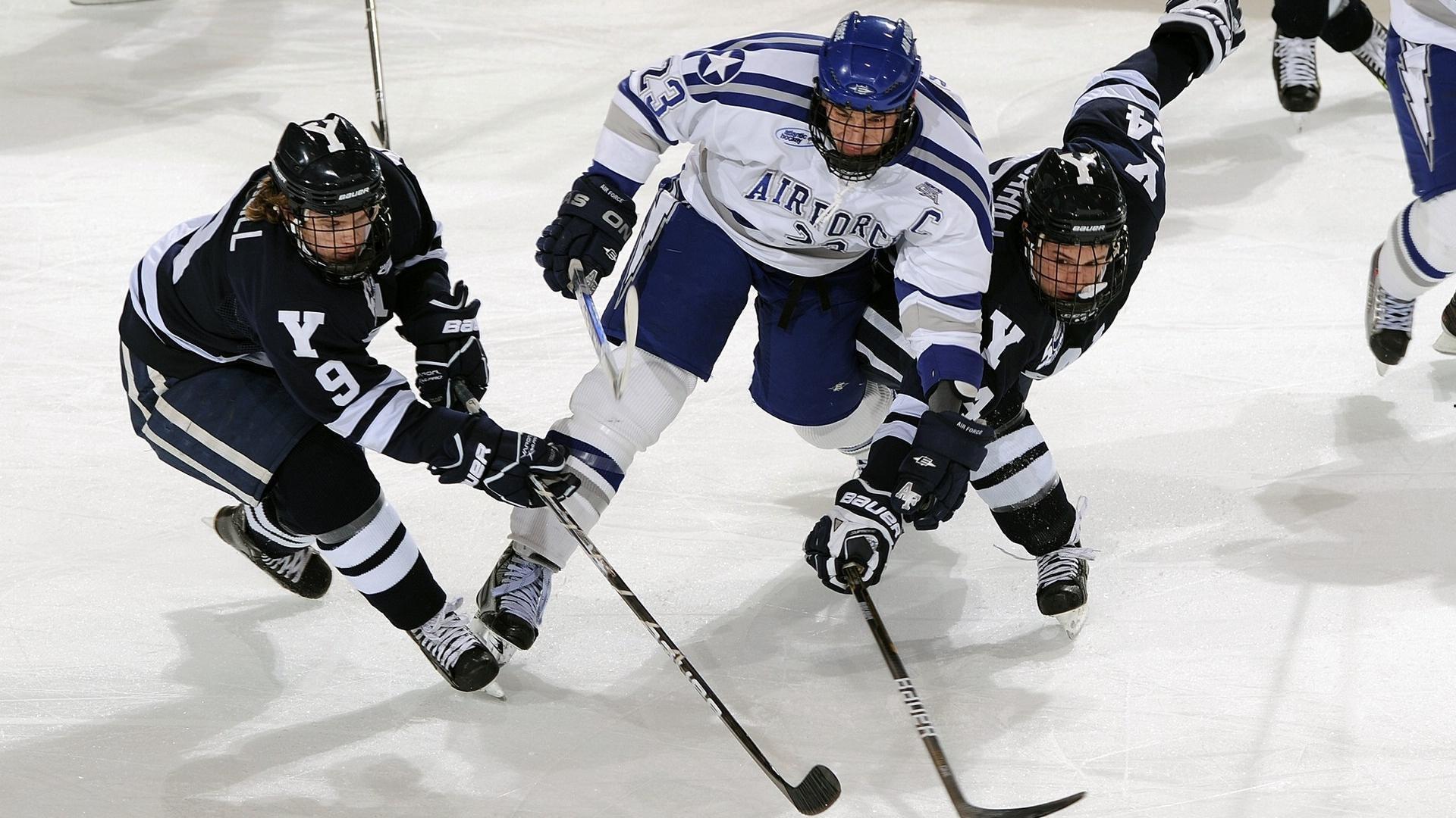 冰球联赛激战正酣,豪门对决引爆球迷热情,新秀表现抢眼